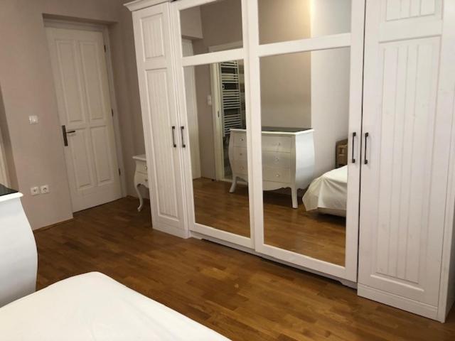 Bedroom With Bathroom Shower Split Ngoại thất bức ảnh