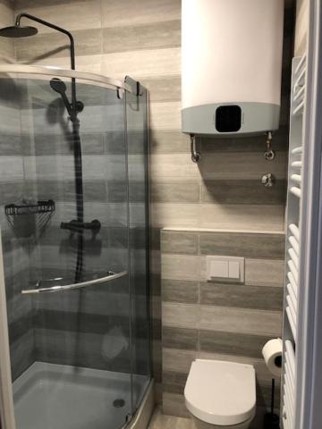 Bedroom With Bathroom Shower Split Ngoại thất bức ảnh
