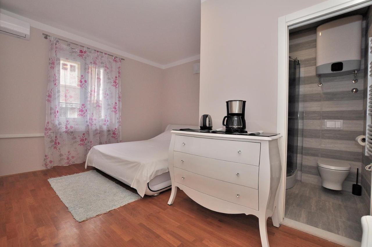 Bedroom With Bathroom Shower Split Ngoại thất bức ảnh